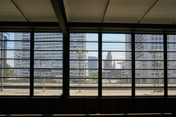 Blick von einem Bahnsteig der Station Bahnhof Zoo auf die Innenstadt von Berlin