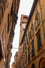 Fototapeta na wymiar Blick nach oben in einer Gasse in italientischer Stadt