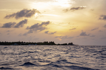 Obraz premium amazing sunrise in the middle of the sea in the Maldives