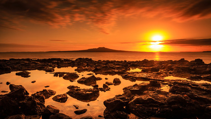 Obraz na płótnie Canvas sunset over the sea beach