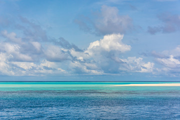 Obraz premium Stunning tropical beach with white sand in the Maldives. a great place to dive into meditation and Nirvana