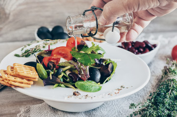 Salad for the correction of the weight of the leaves of Lollo Rosso lettuce, watercress salad and other green herbs with tomatoes, olives and phytacs.