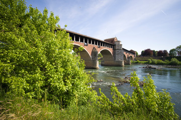 Fototapeta na wymiar italien, Fluss Ticino, Pavia überdachte Holzbrücke