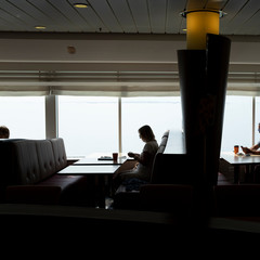 Gente en la cafetería