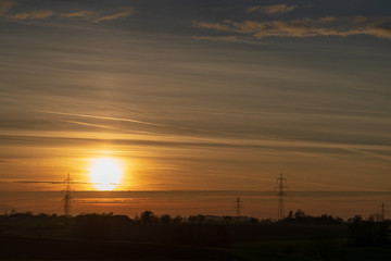 Sonnenuntergang mit Strommasten