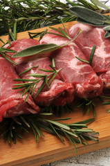 Involtini di carne 61124331 サルティン・ボッカ סלטימבוקה Saltimbocca uncooked...