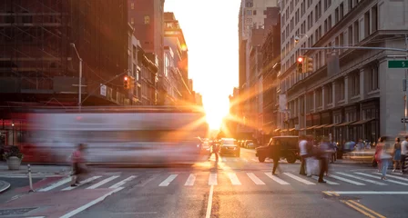 Fototapeten Belebte New Yorker Straßenszene mit Menschenmassen in Midtown Manhattan mit Sonnenuntergangshintergrund © deberarr