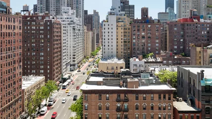 Panoramablick von oben auf die belebte Straßenszene in Midtown Manhattan New York City © deberarr