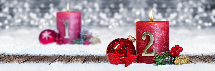 Zweiter Advent schnee panorama Kerze mit Zahl dekoriert weihnachten Aventszeit holz hintergrund...