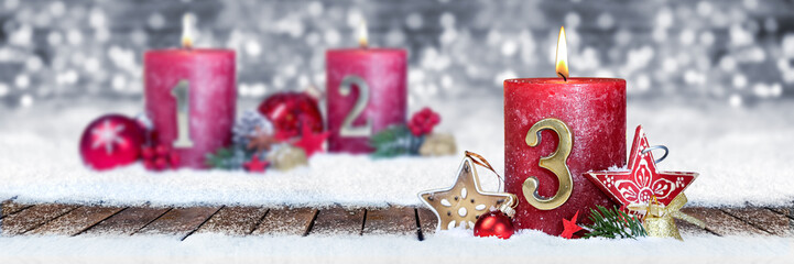 Dritter Advent schnee panorama Kerze mit Zahl dekoriert weihnachten Aventszeit holz hintergrund...
