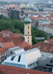 Obraz premium GRAZ . BLICK AUF ALTSTADT MIT FRANZISKANERKIRCHE VOM SCHLOSSBERG AUS