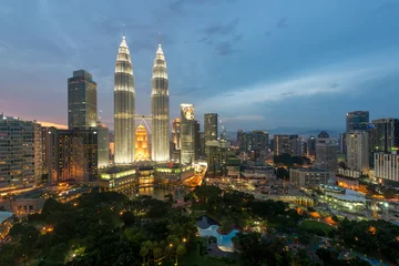 Photo sur Plexiglas Kuala Lumpur Horizon et gratte-ciel de Kuala Lumpur la nuit à Kuala Lumpur, Malaisie.