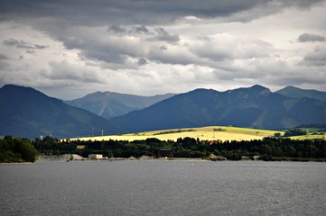Liptovská Mara, Liptovský Mikuláš, Słowacja, widok na góry z brzegu jeziora