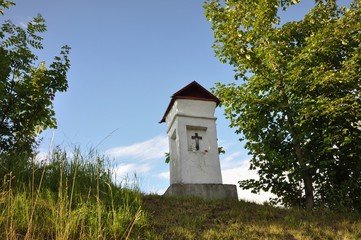 Kapliczka na wzg&oacute;rzu