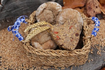 Ein Korb mit einem herzförmigen Brötchen