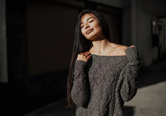 Obraz premium Beautiful model poses for the camera on the streets.