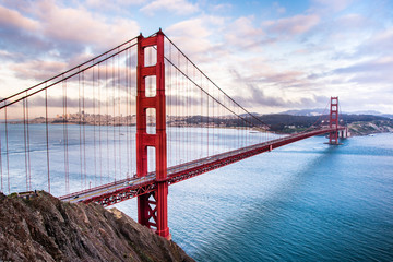Fototapeta premium Panoramiczny widok Golden Gate Bridge łączący San Francisco i Marin Headlands, o zachodzie słońca