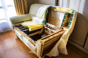 壊れたソファ
