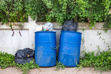 Obraz premium garbage against with rubbish bags overflowing onto the pavement.