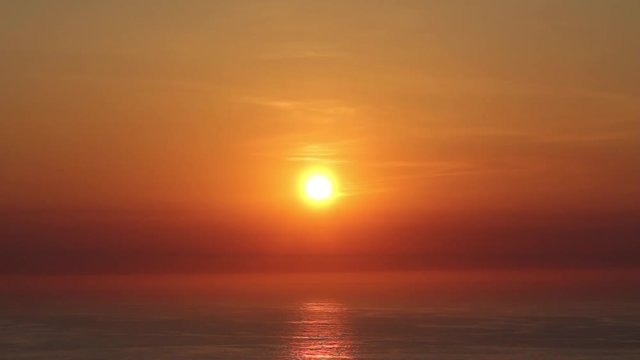 Preciosa puesta de sol en el mar