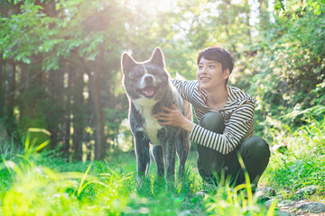 散歩する若い男性と犬