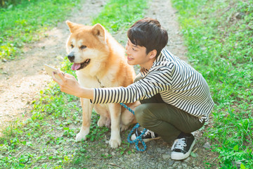 散歩する若い男性と犬