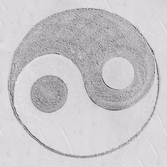 Symbole yin yang sur le sable