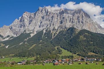Fototapeta na wymiar Ehrwald mit Zugspitze