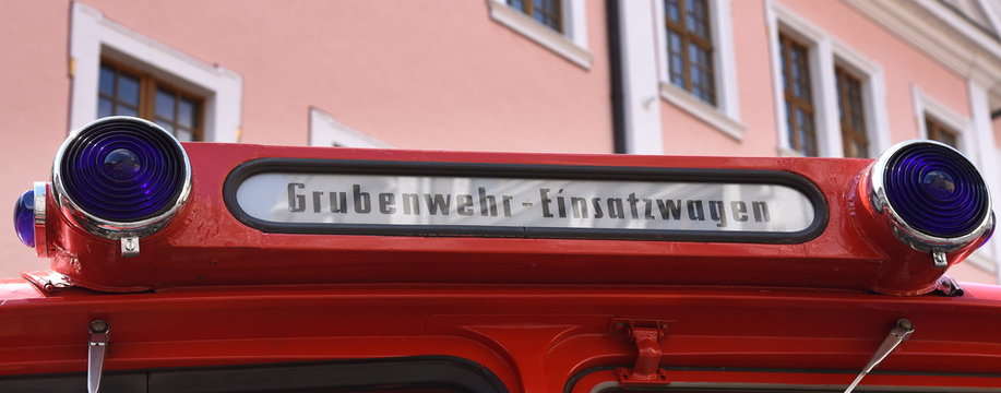 Blaulicht auf dem Dach eines Grubenwehr-Einsatzwagens