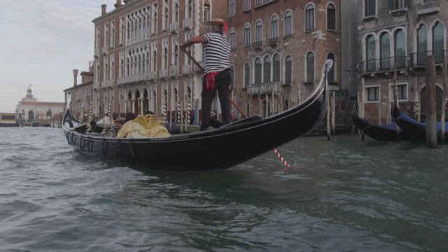 Pareja enamorada pasea en gondola por Venecia