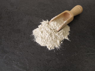 Grünes Bananenmehl aus getrockneten Bananen © Heike Rau