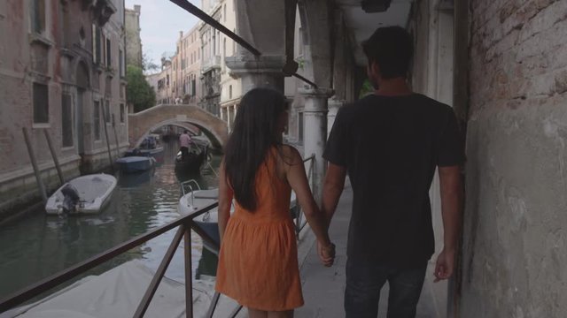 Pareja enamorada pasea por Venecia	