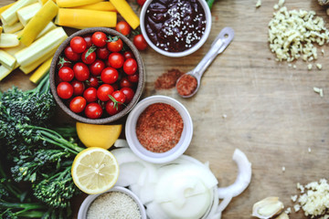 Obraz na płótnie Canvas Fresh organic vegetables and ingredients prepared on a cutting board