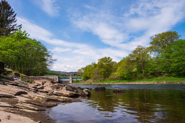 Fototapeta premium Am Ufer des Flusses Tummel bei Pitlochry in den schottischen Highlands