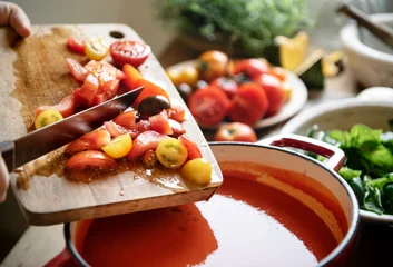 Verduisterende gordijnen Koken Zelfgemaakte tomatensoep koken in de keuken
