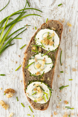 frisches rustikales Landbrot mit Frischkäse und Schnittlauch