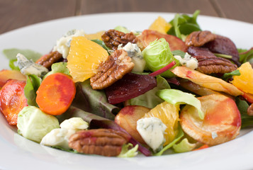 Salad with baked carrot, parsley, beetroot, maple syrup, pecan, gorgonzola cheese, salad mix and orange