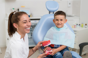 the orthodontist entertains the little patient so that he is not afraid to treat his teeth