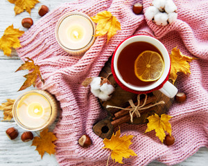 Obraz na płótnie Canvas autumn flat lay with cup of tea and leaves