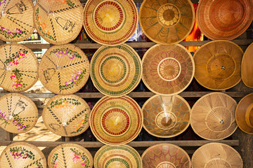 Venta de sombreros típicos birmanos.