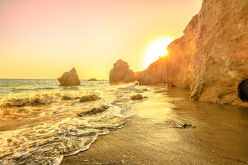 Naklejka premium Scenic El Matador State Beach, Kalifornia, Stany Zjednoczone. Światła zachodu słońca między filarami i głazem najczęściej fotografowanej plaży Malibu na Oceanie Spokojnym. Piękny zachód słońca na morzu Kalifornii, zachodnim wybrzeżu.