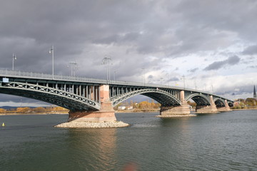 Obraz na płótnie Canvas Theodor-Heuss-Brücke