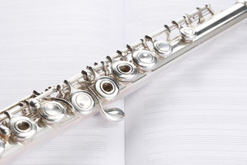 Obraz premium transverse flute rest on music score with copy space for your text