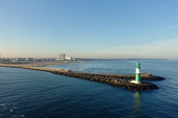 einfahrt mit dem schiff in den hafen Rostock Warnemünde mit blick auf die mole strand und den...