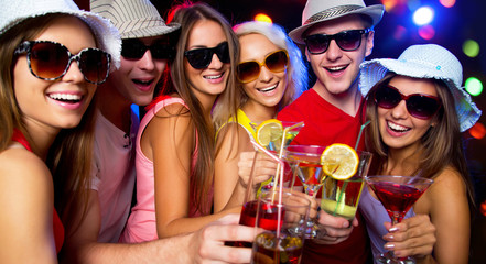 Obraz premium Young friends touching the glases with each other