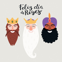 Illustration vectorielle dessinée à la main de portraits de trois rois, avec citation espagnole Feliz Dia de Reyes, Happy Kings Day. Objets isolés sur gris. Conception de style plat. Concept, élément pour la carte de l& 39 Épiphanie, bannière