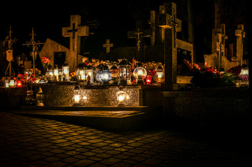 groby na cmentarzu w dzień zaduszny