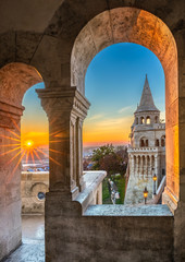 Naklejka premium Budapeszt, Węgry - Wschód słońca na Baszcie Rybackiej (Halaszbastya) przez gotyckie okna i balkon