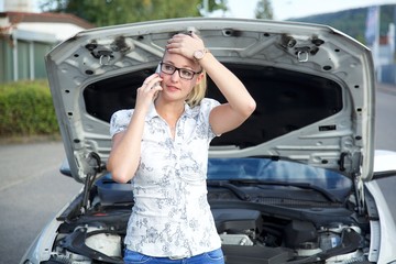 Frau mit autopanne