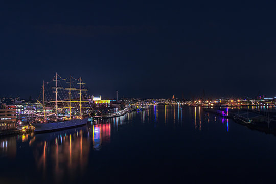 Barken Viking in the harbur of Gutenberg in front of the opera house 01 - Powered by Adobe